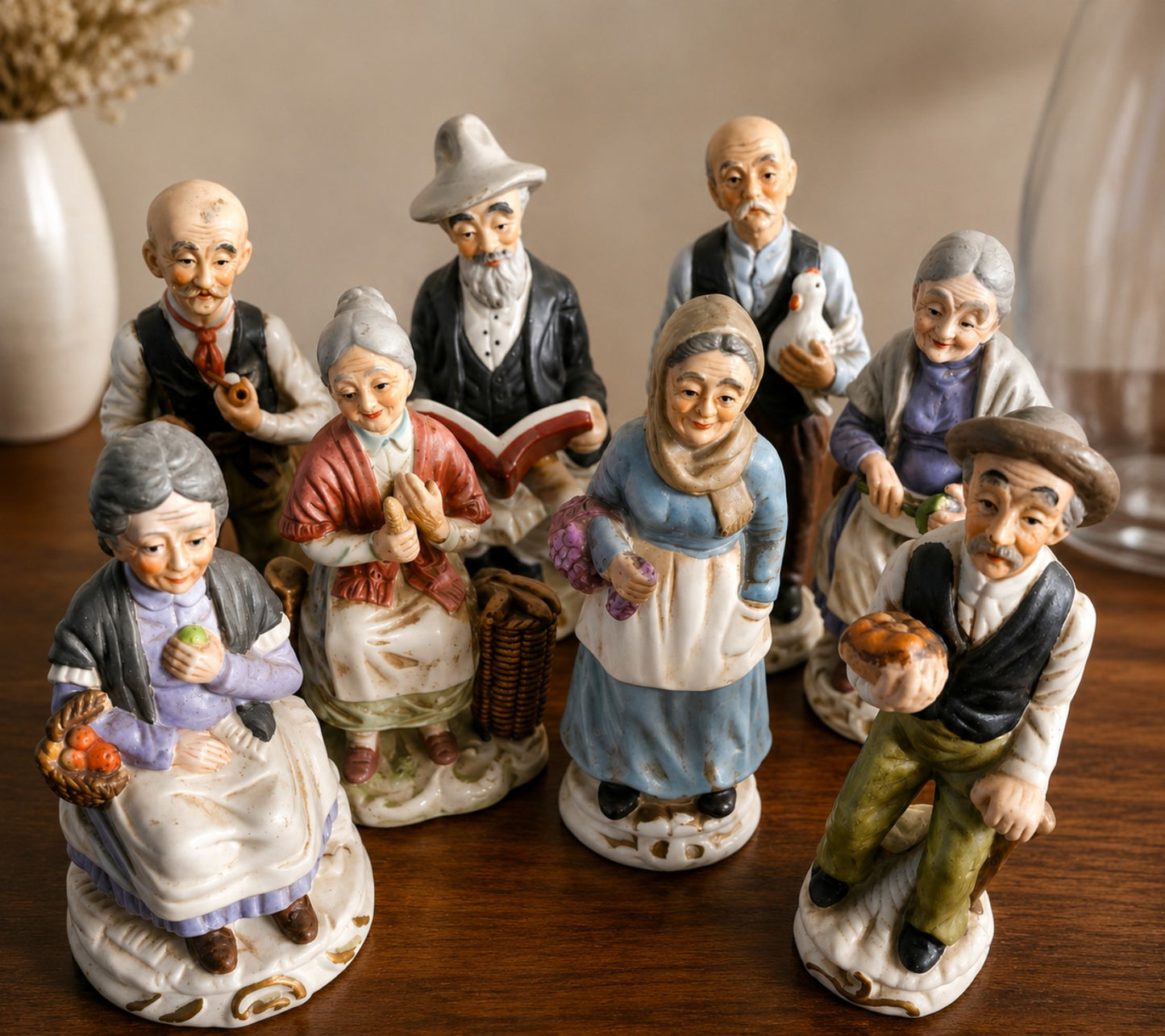 SET OF 8 PIECES ... FIGURINES